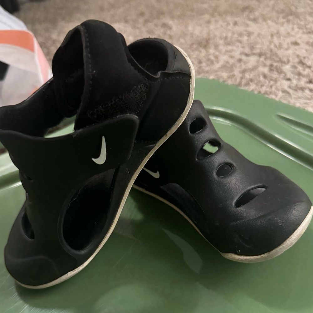 Nike • Kids 10 • sandals • Boys • Black
